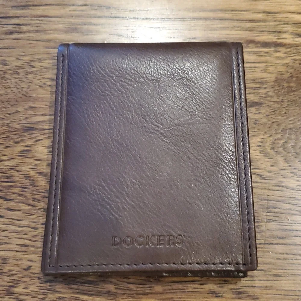 Mens Dockers brown bifold wallet